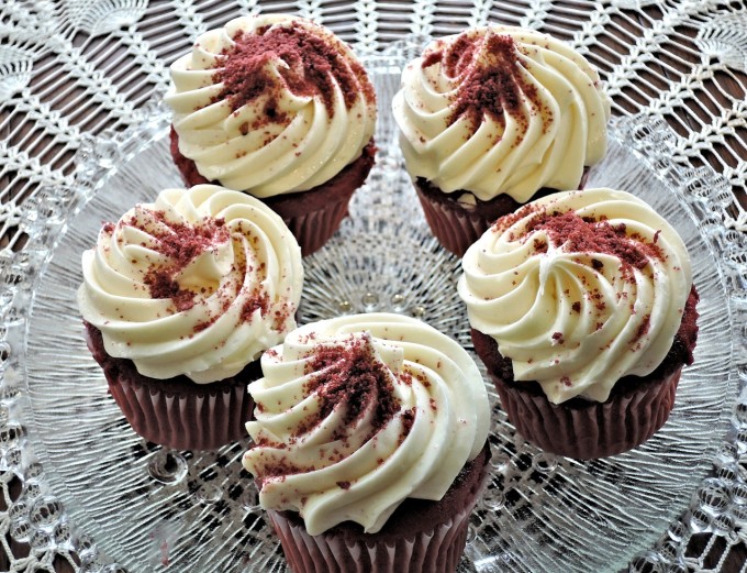 red-velvet-cupcakes-937338_1280