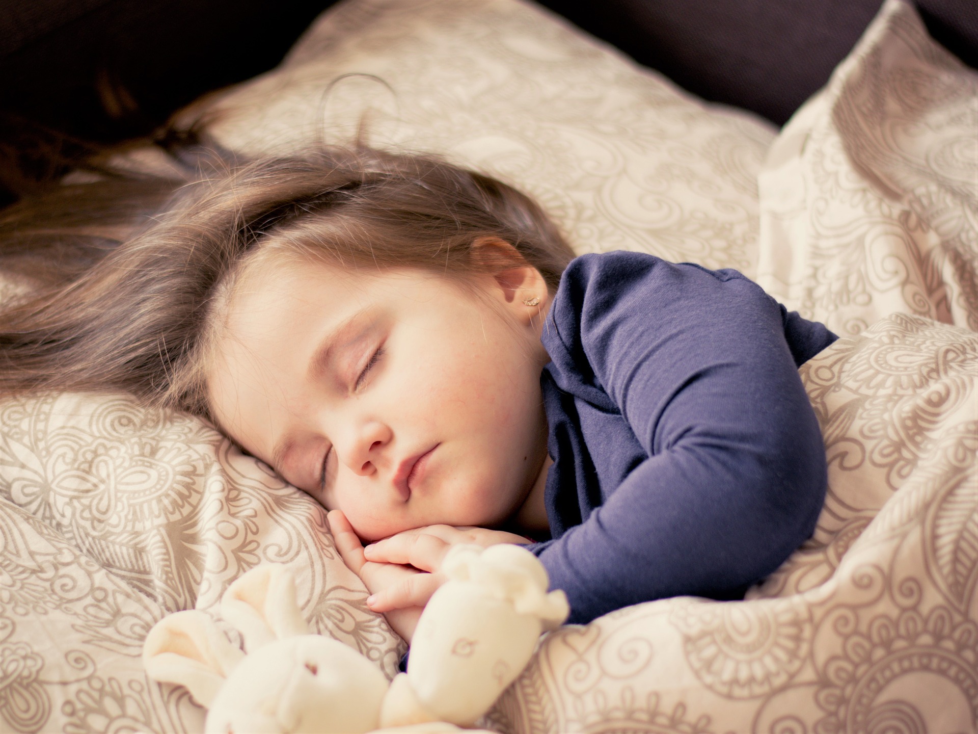 赤ちゃんが寝るおすすめの寝かしつけ動画8選 夜泣きにも Comolib Magazine