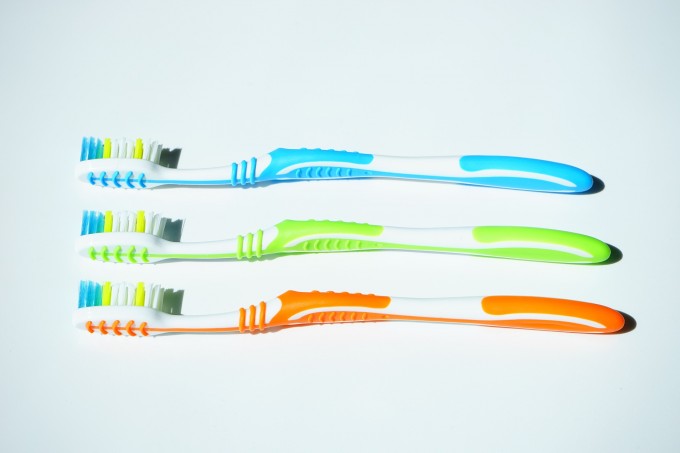 tooth-brushes-1194940_1920