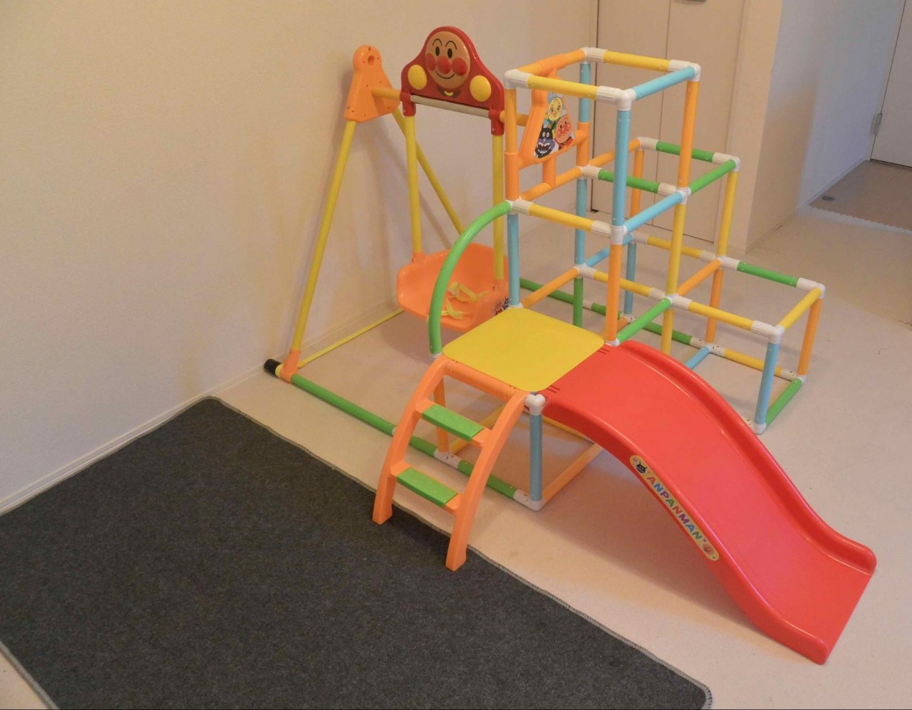 今日の読み物 1歳児の室内遊びをサポート すべり台やブランコといった公園遊びが一体化した便利アイテムをパパがレポート Comolib Magazine